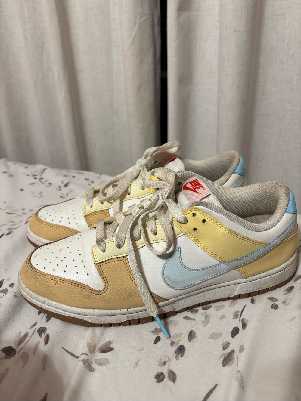 Nike Kids Low-Top Sneakers in White, Yellow & Light Blue